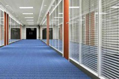 辦公室裝修中不同材質隔斷的運用